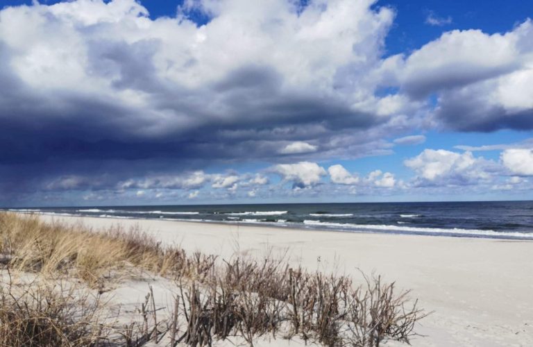 _Chmury i słońce na plaży w Jastarni